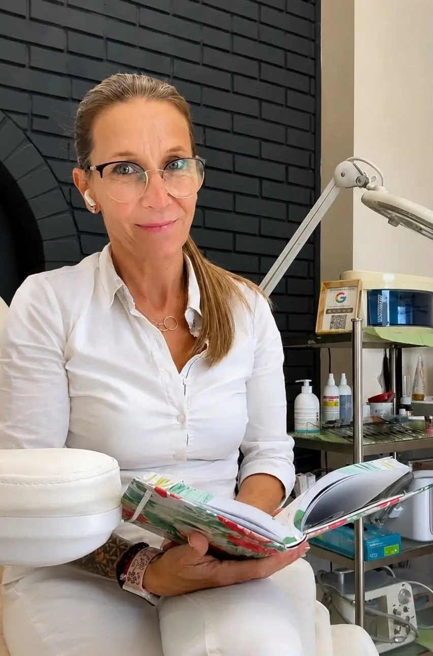 Katalin, a Kati Szalon pedikűröse a szalonban